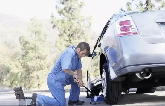 汽車爆胎怎么辦？你應該知道的換胎知識！