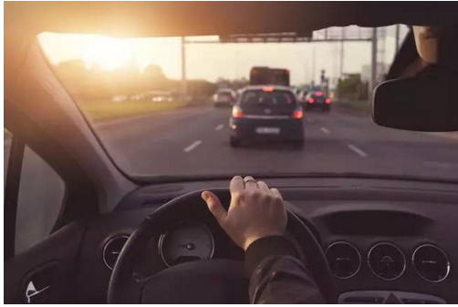 開車的這些陋習，據說會開車的人都犯過！別說你沒有！
